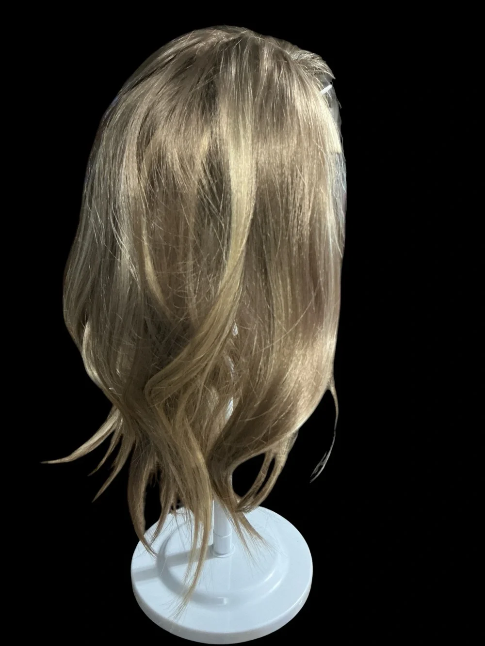 CSC Kelley. Blonde Layered Synthetic Wig with Natural Waves